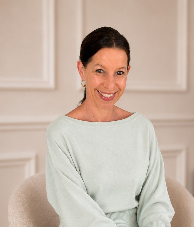 Saskia_sitzend_neu_Pulli-grün-lachend_andere Belichtung_klein Saskia Vocke Jobleben Consulting