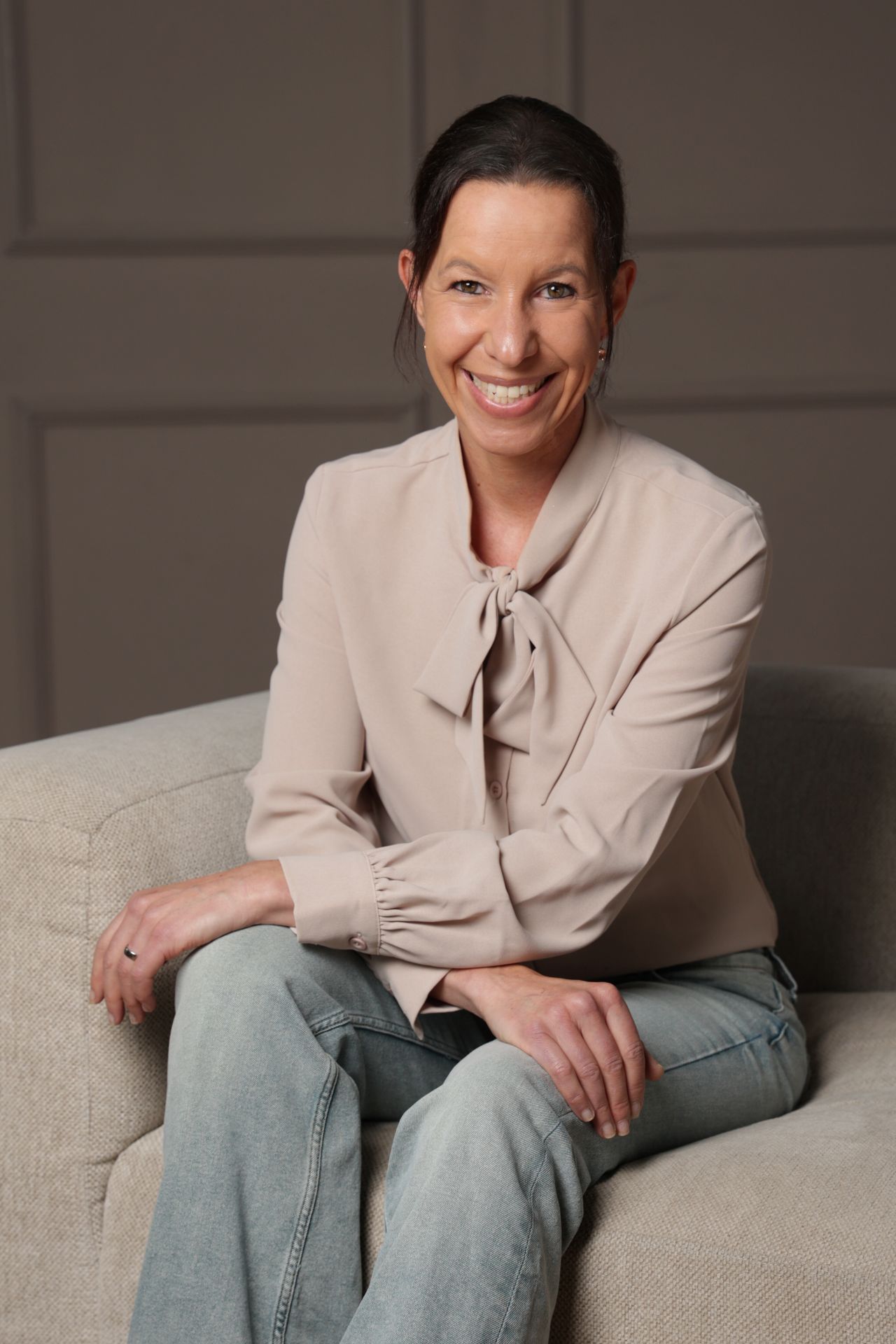 Jobleben Consulting Saskia Vocke 4 Saskia Vocke, Karriereberaterin bei Jobleben Consulting, sitzend auf einem hellen Sofa